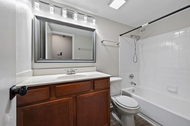 104 Glengarry Drive 208, Bloomingdale, IL 60108
