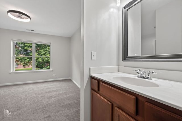 104 Glengarry Drive 208, Bloomingdale, IL 60108