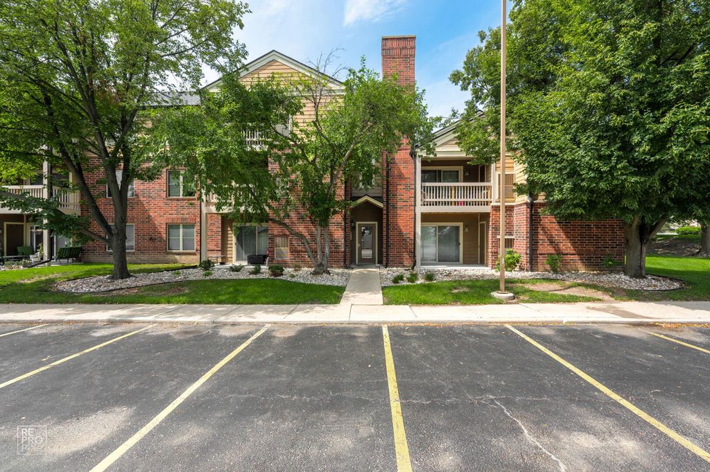 104 Glengarry Drive 208, Bloomingdale, IL 60108