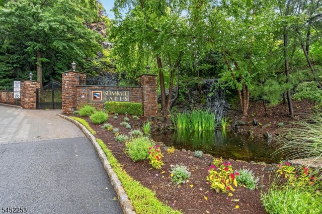 252 Ridge Dr, Pompton Lakes Boro, NJ 07442
