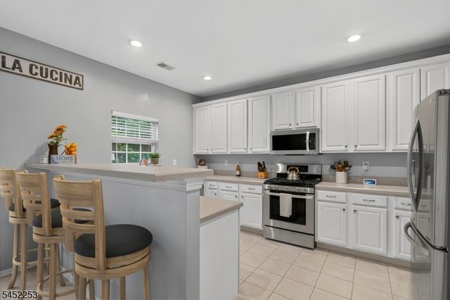 252 Ridge Dr, Pompton Lakes Boro, NJ 07442
