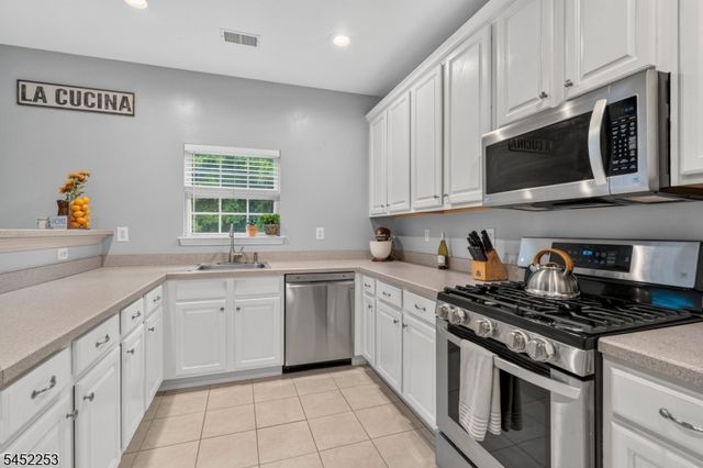 252 Ridge Dr, Pompton Lakes Boro, NJ 07442