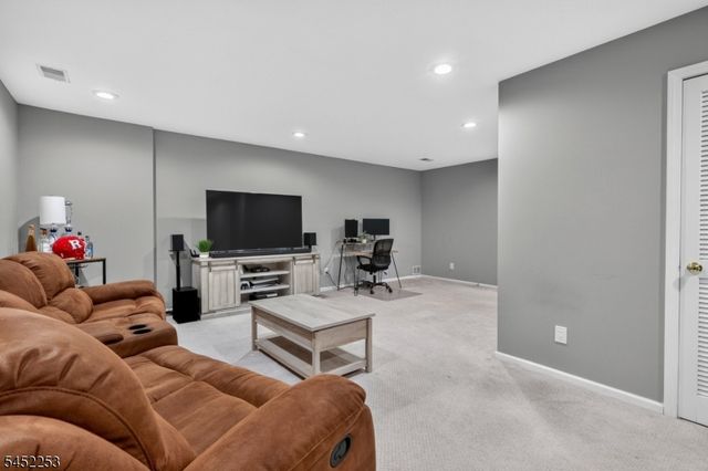 252 Ridge Dr, Pompton Lakes Boro, NJ 07442