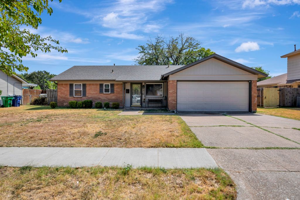 512 E Mission Street, Crowley, TX 76036 — exterior