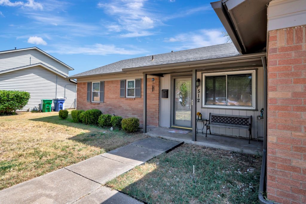 512 E Mission Street, Crowley, TX 76036 — photo 2