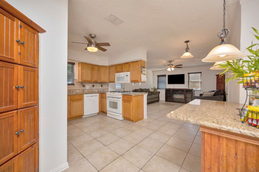 512 E Mission Street, Crowley, TX 76036 — photo 3