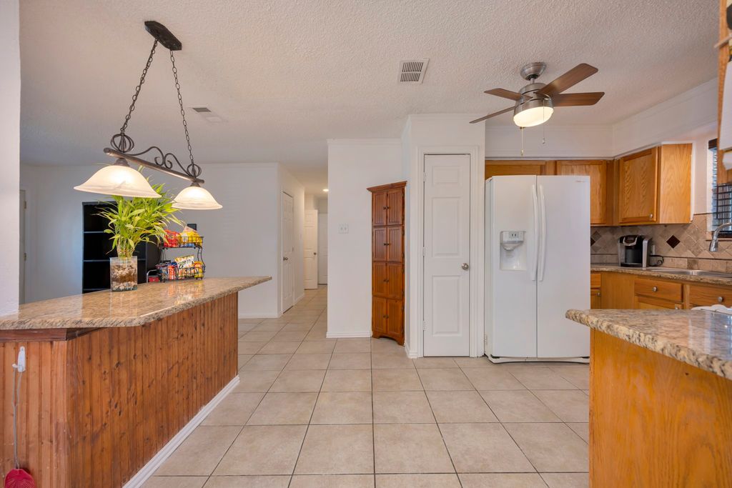 512 E Mission Street, Crowley, TX 76036 — photo 5