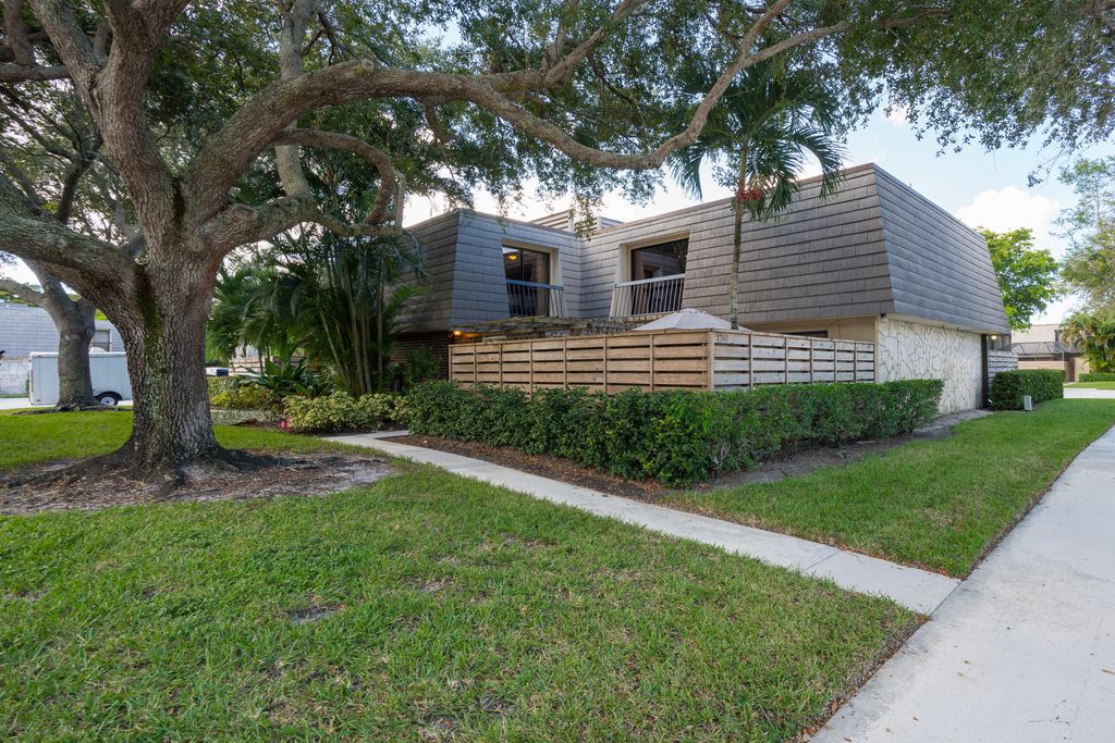 130 1st Terrace, Palm Beach Gardens, FL 33418