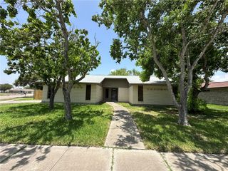 2001 Saint Charles Dr, Portland, TX 78374