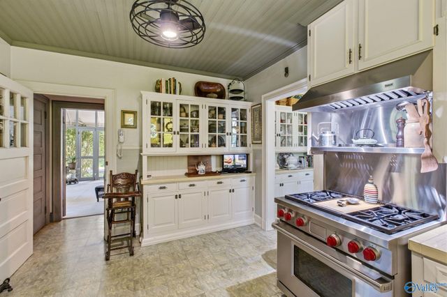 33 Sunset Drive, Anniston, AL 36207