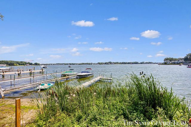 17545 Reenders Street, Spring Lake, MI 49456