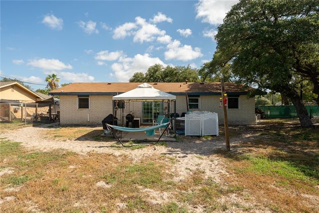 1307 W Palm Dr, Aransas Pass, TX 78336