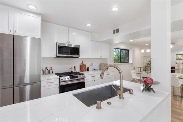 15133 Magnolia E, Sherman Oaks, CA 91403