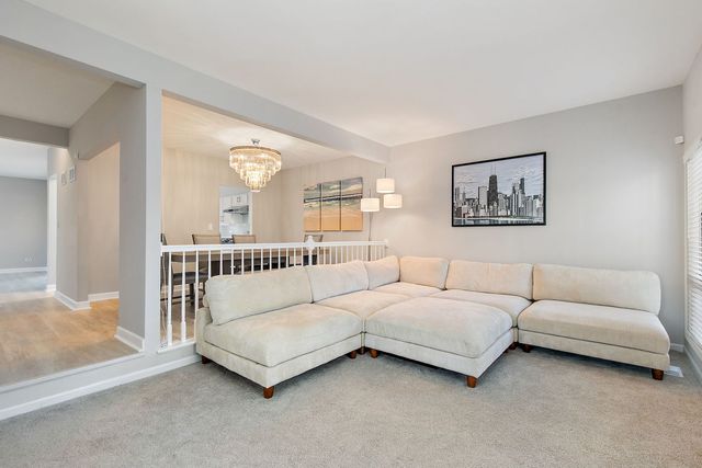 537 W Parkside Drive, Palatine, IL 60067