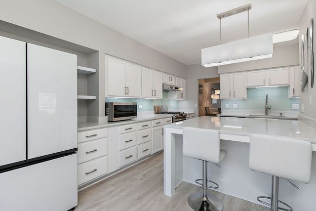 537 W Parkside Drive, Palatine, IL 60067