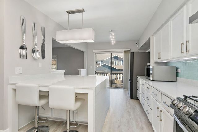 537 W Parkside Drive, Palatine, IL 60067