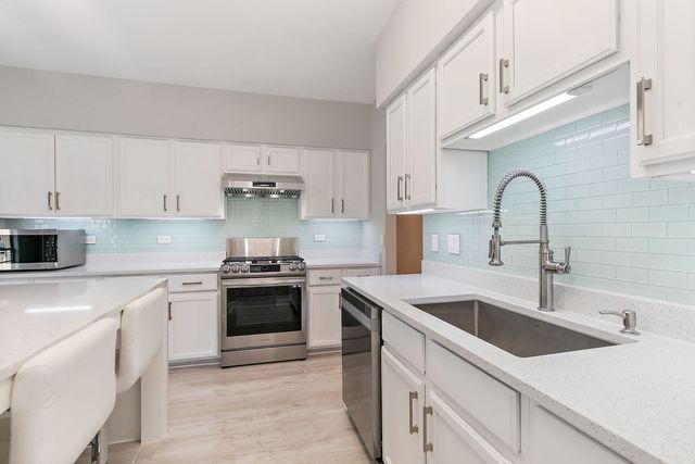 537 W Parkside Drive, Palatine, IL 60067