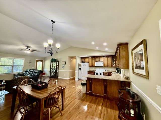 145 Murray Lake Dr, Winchester, TN 37398