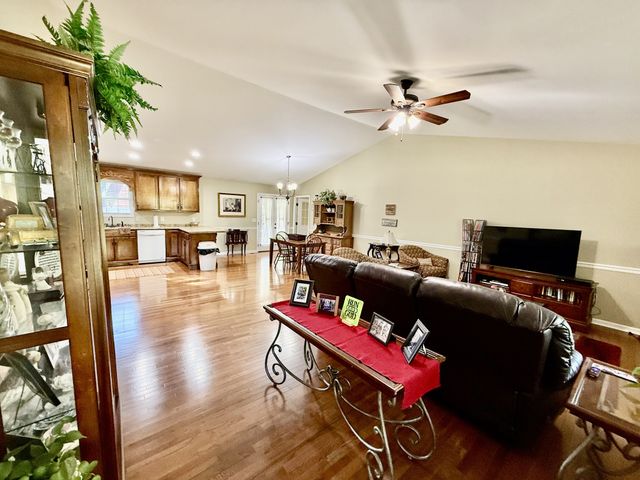 145 Murray Lake Dr, Winchester, TN 37398