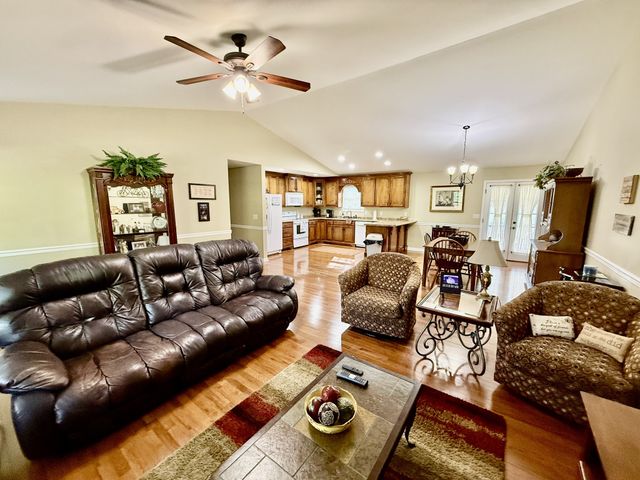 145 Murray Lake Dr, Winchester, TN 37398