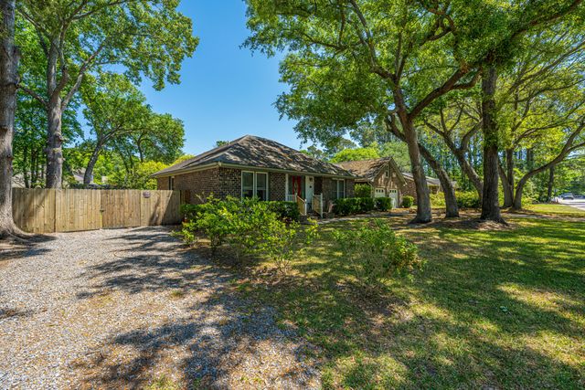 6 Hunters Forest Drive, Charleston, SC 29414