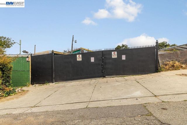 9346 MacArthur Blvd, Oakland, CA 94605