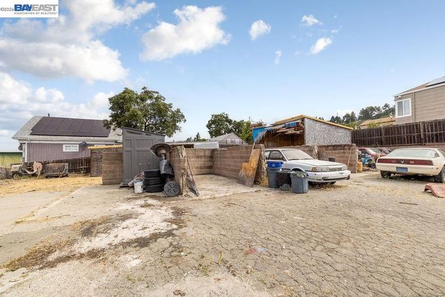 9346 MacArthur Blvd, Oakland, CA 94605