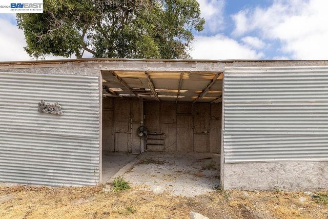 9346 MacArthur Blvd, Oakland, CA 94605