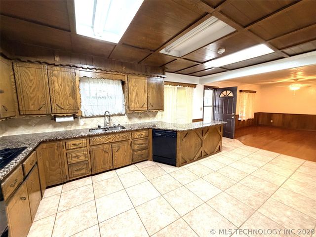 2009 N Hillcrest Drive, Henryetta, OK 74437