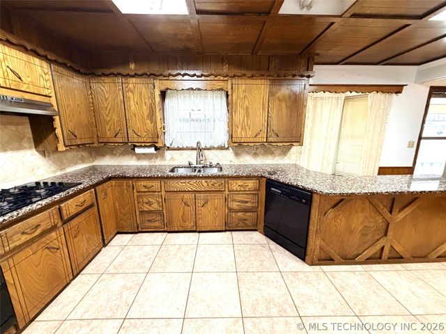 2009 N Hillcrest Drive, Henryetta, OK 74437