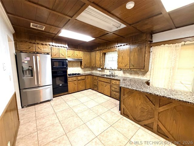 2009 N Hillcrest Drive, Henryetta, OK 74437