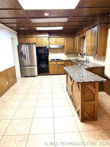 2009 N Hillcrest Drive, Henryetta, OK 74437