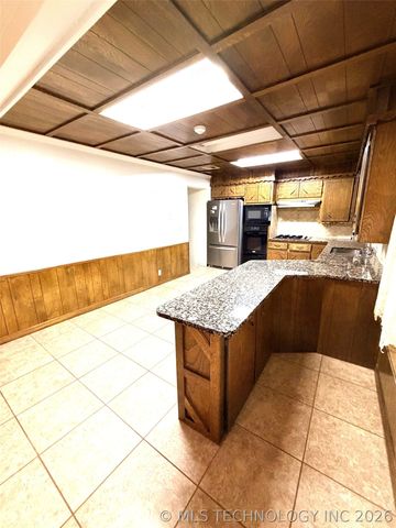 2009 N Hillcrest Drive, Henryetta, OK 74437