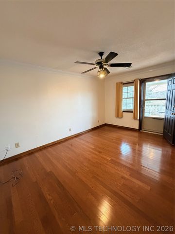 2009 N Hillcrest Drive, Henryetta, OK 74437