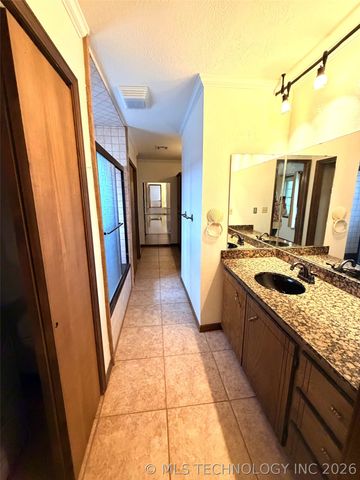 2009 N Hillcrest Drive, Henryetta, OK 74437