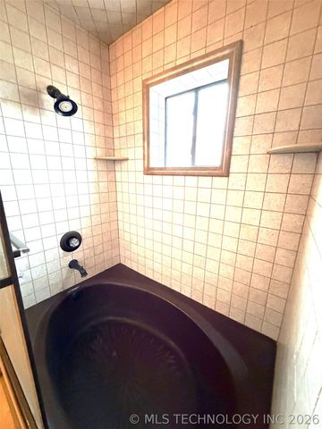 2009 N Hillcrest Drive, Henryetta, OK 74437