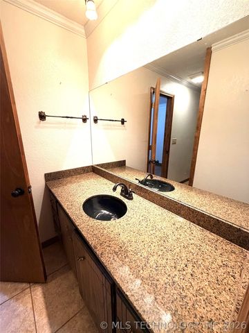 2009 N Hillcrest Drive, Henryetta, OK 74437