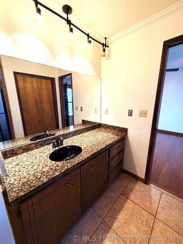 2009 N Hillcrest Drive, Henryetta, OK 74437