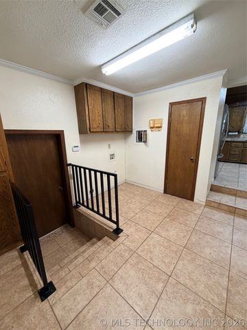 2009 N Hillcrest Drive, Henryetta, OK 74437