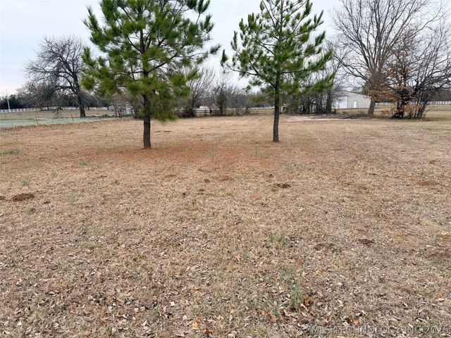 2009 N Hillcrest Drive, Henryetta, OK 74437