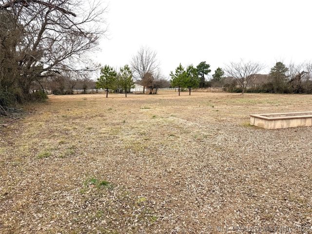 2009 N Hillcrest Drive, Henryetta, OK 74437