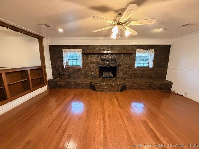 2009 N Hillcrest Drive, Henryetta, OK 74437