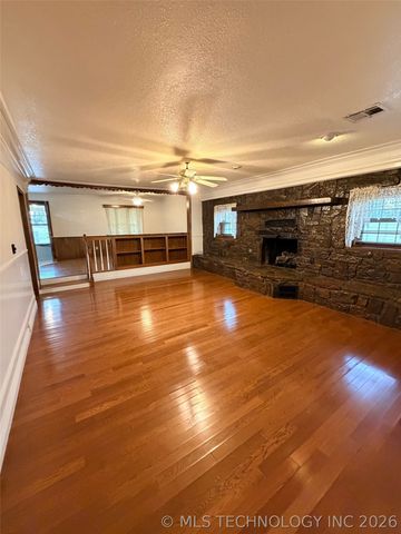 2009 N Hillcrest Drive, Henryetta, OK 74437