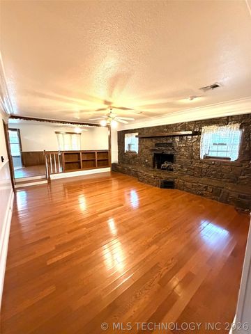 2009 N Hillcrest Drive, Henryetta, OK 74437