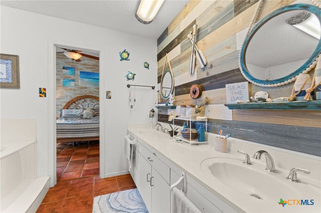 6750 N Lakeview Drive, Salado, TX 76571