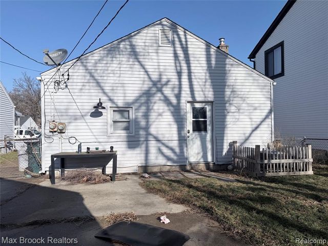 1448 E Harry Avenue, Hazel Park, MI 48030