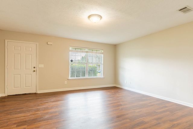 752 Holland Ridge Dr, La Vergne, TN 37086