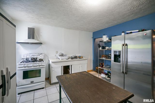 1617 W LINCOLN Avenue, Peoria, IL 61605