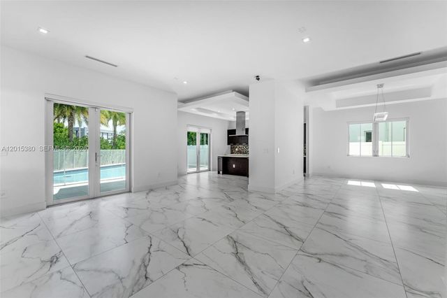 8221 NW 34th Dr, Doral, FL 33122