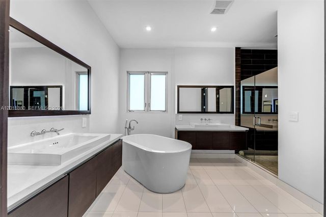 8221 NW 34th Dr, Doral, FL 33122